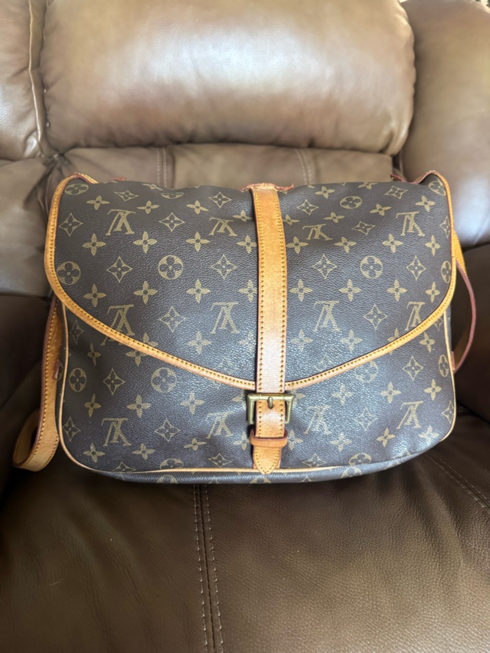 🤎✨Louis Vuitton Monogram Canvas Saumur Shoulder Bag. ✨🤎